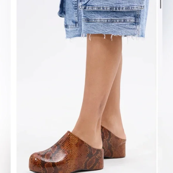New AZALEA WANG CLOG IN BROWN Snake Print Platform Shoes Size 10 fits like 9.5 - Picture 2 of 7
